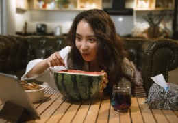 選擇適合熬夜族的精華產(chǎn)品，讓肌膚重煥光彩